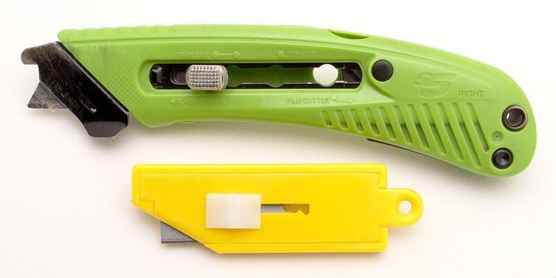 File:Safety cutter and simple box cutter blades extended.jpg