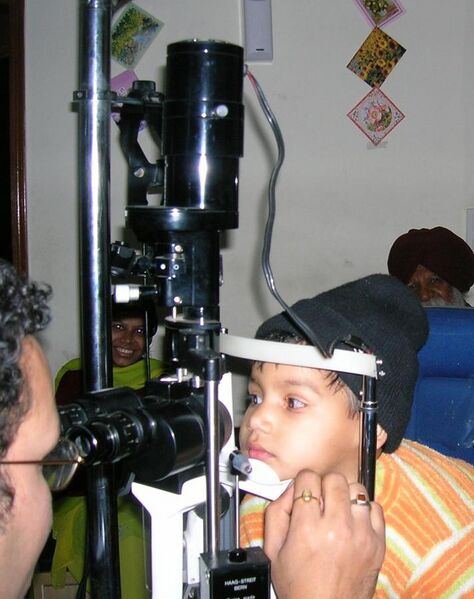 File:Slit lamp Eye examination by Ophthalmologist.jpg