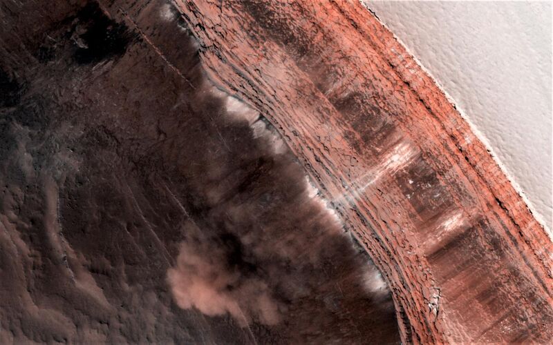 File:Avalanche on North pole scarp on Mars.jpg
