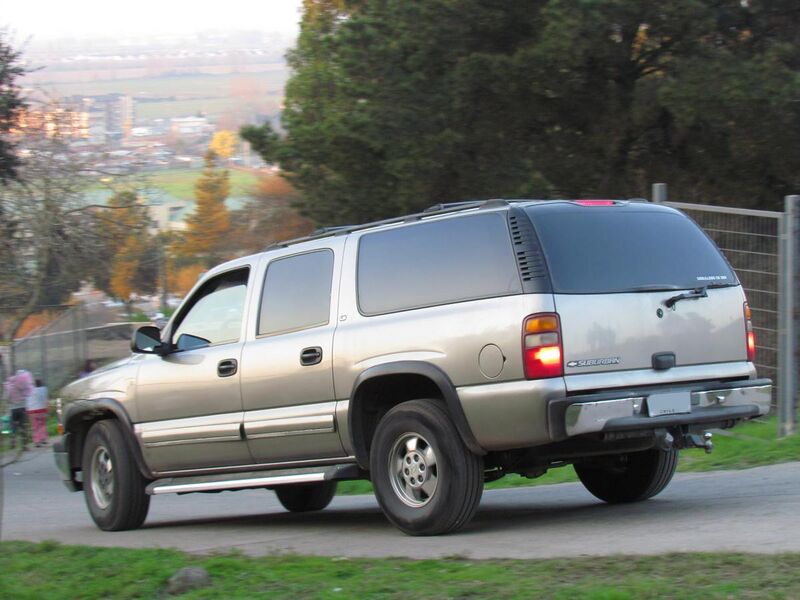 File:Chevrolet Suburban LS 2002 (9609157819).jpg