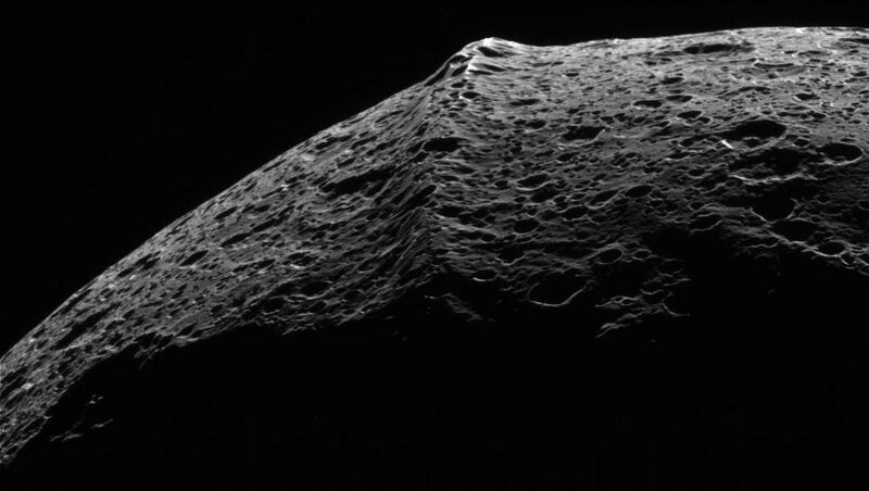 File:Iapetus equatorial ridge.jpg