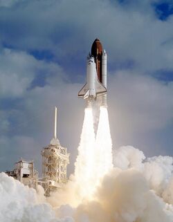 Liftoff STS-31.jpg