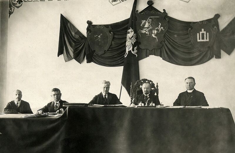 File:Presidium of the Constituent Assembly of Lithuania in the Seimas Meeting Hall, decorated with the Columns of Gediminas and Lithuanian Vytis, in Kaunas in 1920.jpg