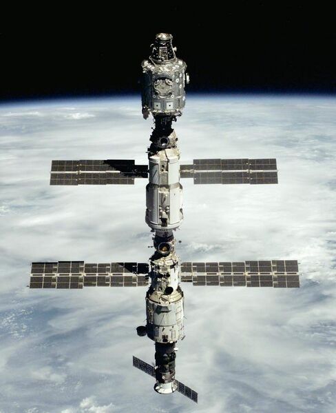 File:Unity-Zarya-Zvezda STS-106.jpg