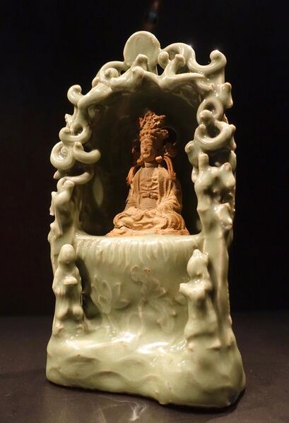 File:Boddhisattva Guanyin, China, Ming dynasty, 1300-1400 AD, porcelain - Östasiatiska museet, Stockholm - DSC09644.JPG