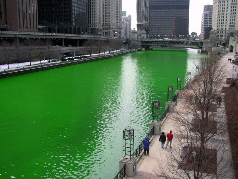 File:Chicago River dyed green, focus on river.jpg