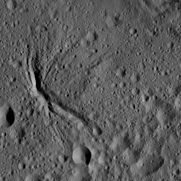 File:PIA20560-Ceres-DwarfPlanet-Dawn-4thMapOrbit-LAMO-image65-2016212.jpg