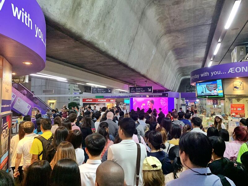 File:Crowded BTS Asok Station.jpg