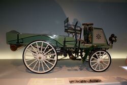 Daimler Motor-Geschäftswagen 1899 RSide MBMuse 9June2013 (14797103427).jpg