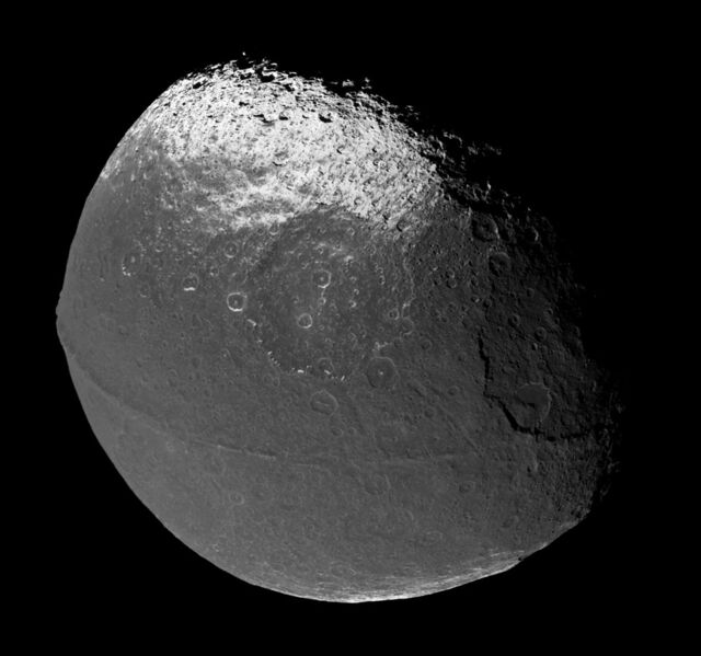 File:Iapetus 706 1419 1.jpg
