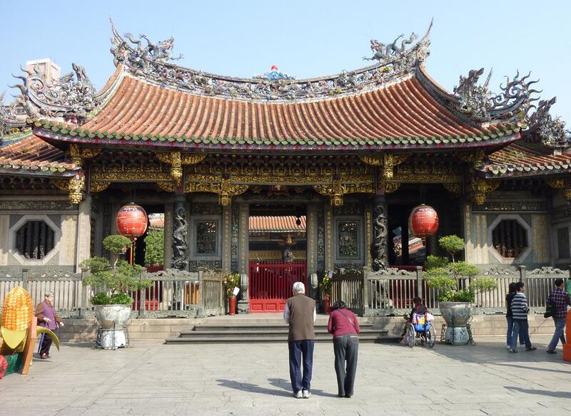 File:Longshan Temple - Right entrance.jpg