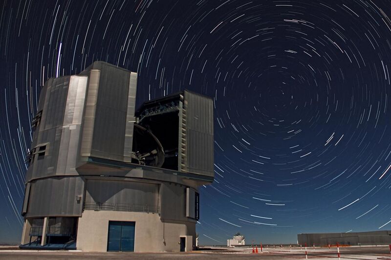 File:Swirling Star Trails Over Yepun.jpg