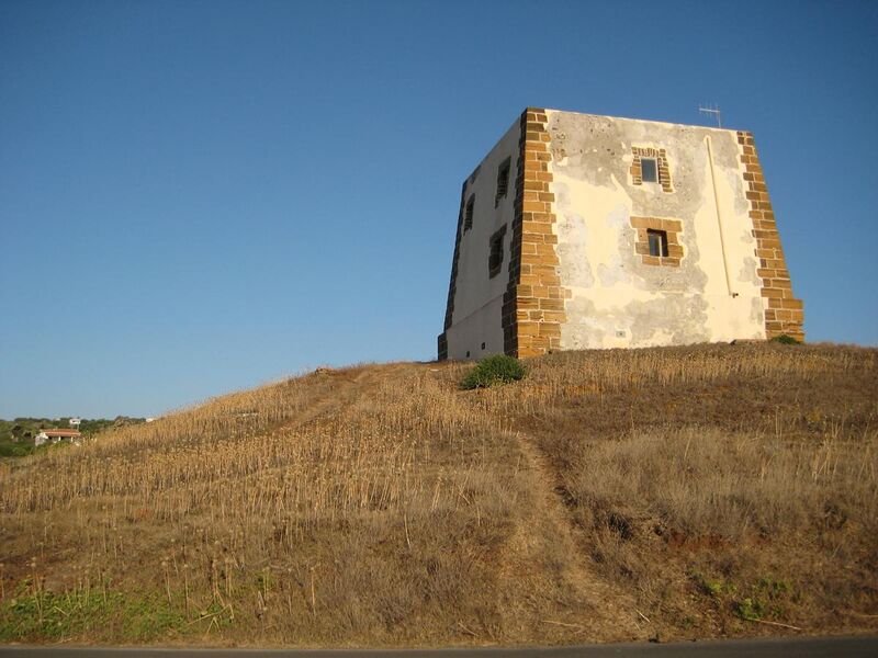File:Torre dello Spalmatore - Ustica.jpg