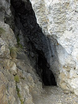 Entrée de la grotte des Deux Soeurs.jpg