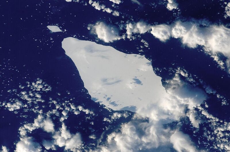 File:Iceberg A22A, South Atlantic Ocean.jpg