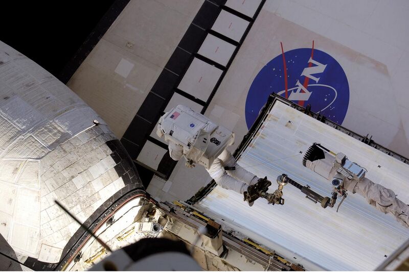 File:STS117 Danny Olivas EVA3.jpg