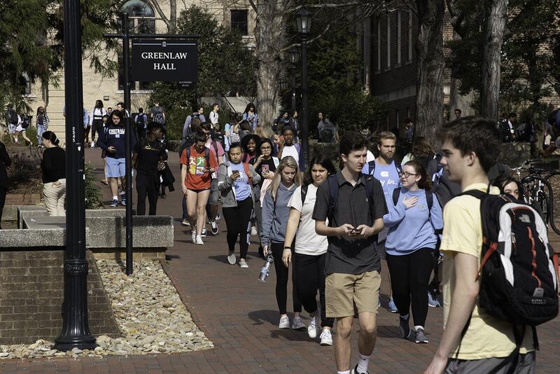 File:Students walking through UNC campus.jpg
