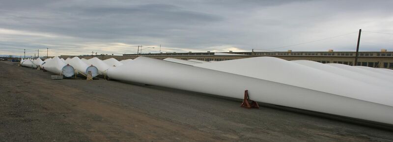 File:Wind turbine blades in laydown yard Pasco 2009.jpg