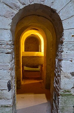 Abbatiale Saint-Philbert-de-Grand-Lieu (sarcophage).jpg