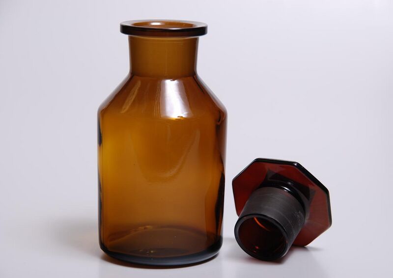 File:Dark bottle with ground glass plug.jpg