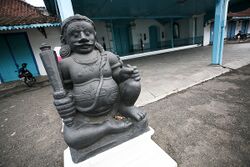 Kraton Surakarta - Statue.jpg