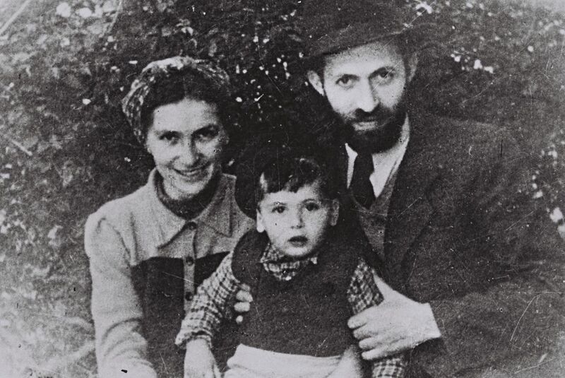 File:Menahem Begin during his "Rabbi Sassover" period with wife Aliza and son Benyamin-Zeev in Tel Aviv.jpg