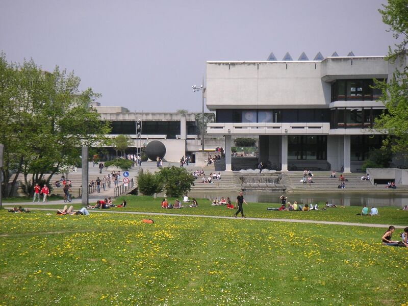 File:Uni-r Campus und Bibliothek 2.jpg