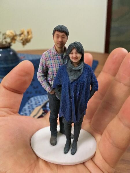 File:3D selfie in 1 20 scale in my palm after one spray of clear satin acrylic varnish IMG 4751 FRD.jpg