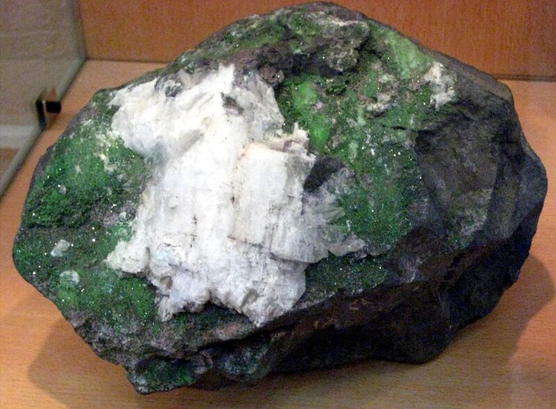 File:Chromite calcite uvarovit.jpg