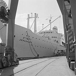 Haifa, haven. De ss Jerusalem aan de kade gezien door de benen van een hijskra, Bestanddeelnr 255-2136.jpg