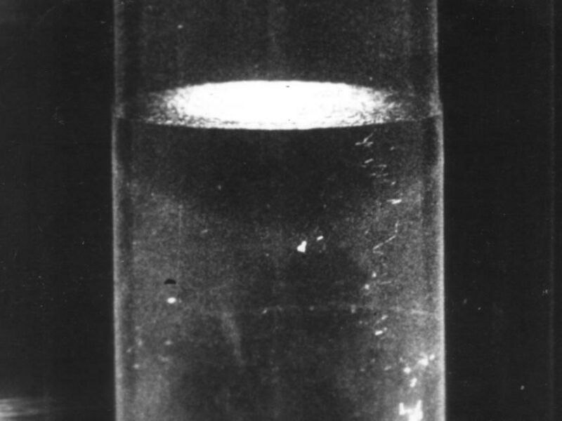 File:Liquid helium superfluid phase.jpg