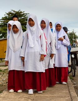 Semporna Sabah School-girls-at-Kg-Simunul-01.jpg