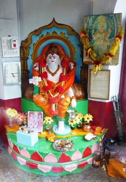 File:Vishwakarma statue, Mandi.jpg