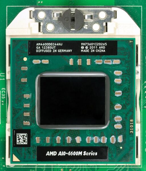 File:AMD FS1 CPU Socket-top closed - with AMD A10-4600M (AM4600DEC44HJ) APU PNr°0810.jpg