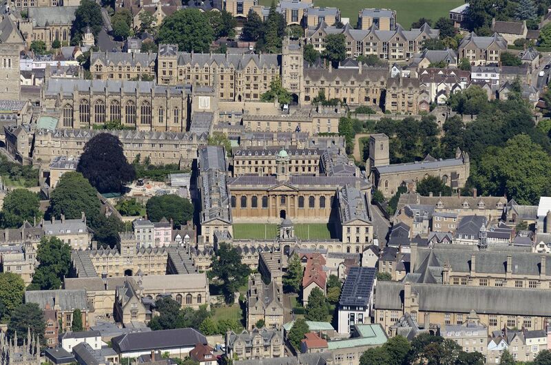 File:Aerial view of Queens College Oxford (31651737006).jpg