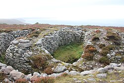 Ballowall Barrow (Carn Gluze) (21999106926).jpg