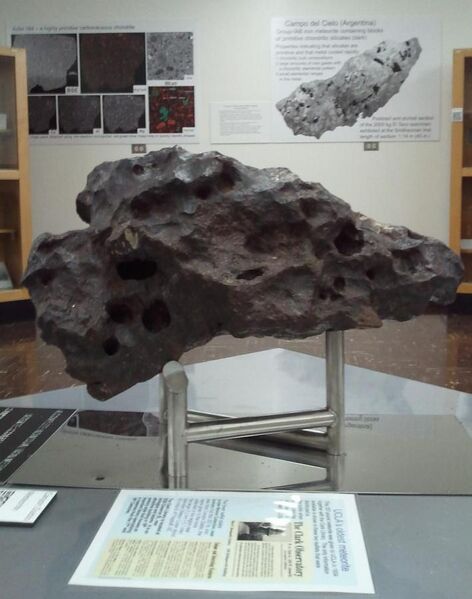 File:Clark Iron (Fragment of Canyon Diablo) in the UCLA meteorite museum.jpg