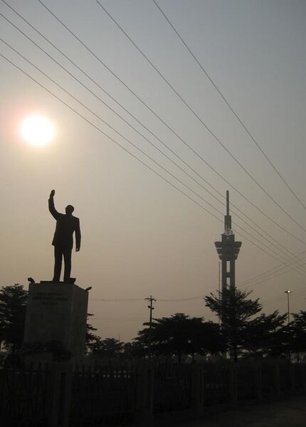 File:Kinshasa, tour de l'échangeur de Limete - 20090705.jpg
