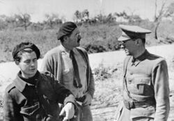 Bundesarchiv Bild 183-84600-0001, Ivens und Hemingway bei Ludwig Renn, Chef der XI. Internationalen Brigaden.jpg