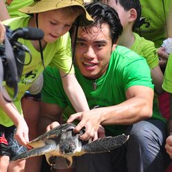 Frederick C. Yeh releases rescued sea turtle back in the ocean with children, Apr 2013.jpg