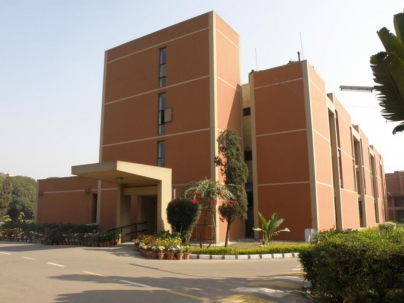 File:ISI Delhi main building - front (day).JPG