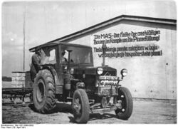 Bundesarchiv Bild 183-10408-0002, Panschwitz, Traktor die MAS verlassend.jpg