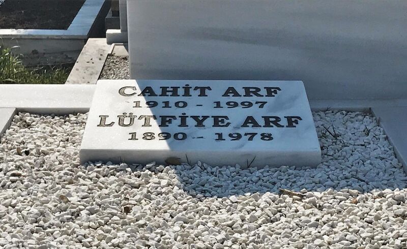 File:Gravestone of Cahit Arf.jpg