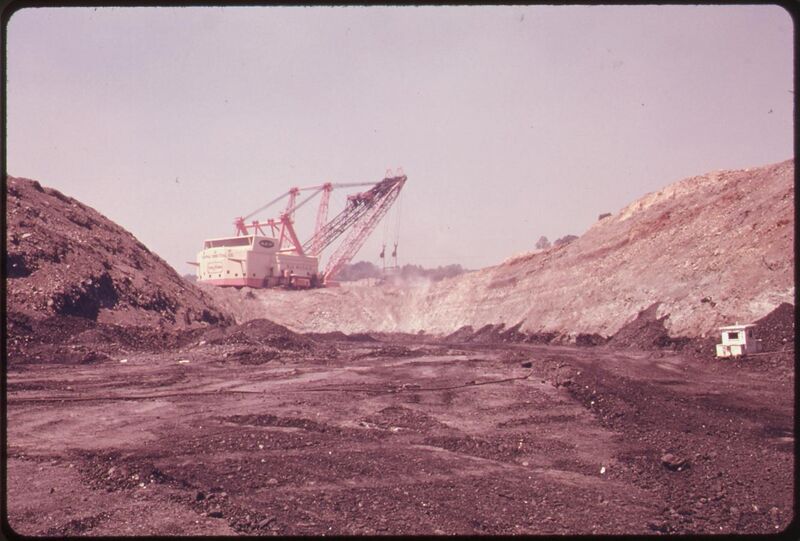 File:VIEW OF "BIG MUSKIE," OWNED BY THE OHIO POWER COMPANY. THE SHOVEL WEIGHS 13,000 TONS AND ITS BUCKET CAN HOLD 12 CARS.... - NARA - 555644.jpg