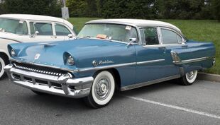 1955 Mercury Montclair 4-door sedan, front left (Hershey 2019).jpg