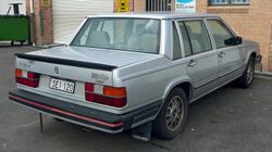 1984-1985 Volvo 760 Turbo sedan 01.jpg