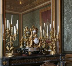 Château de Versailles, salon des nobles, garniture de cheminée (gde pendule « aux chameaux », candélabres « aux grues »), François Rémond, Jarossay.jpg