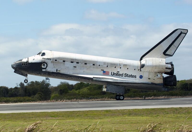 File:Concluding the STS-133 mission, Space Shuttle Discovery touches down at the Shuttle Landing Facility - cropped.jpg