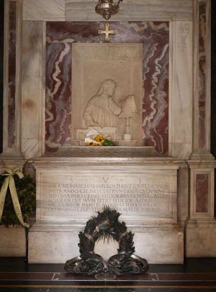 File:Dante Alieghri tomb in Ravenna (interior).jpg