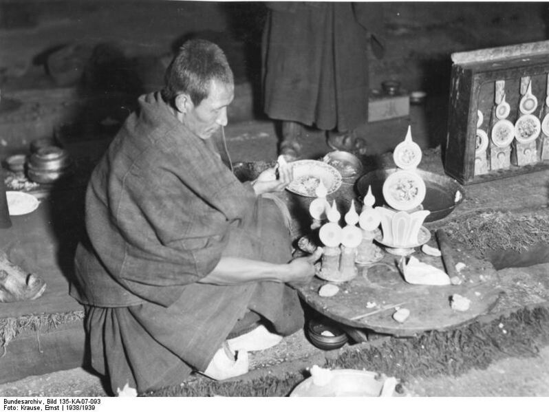 File:Bundesarchiv Bild 135-KA-07-093, Tibetexpedition, Mönch mit Butterfiguren.jpg